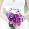 Brautstrauß aus lila violetten Hortensien, Lavendel und Gerbera.